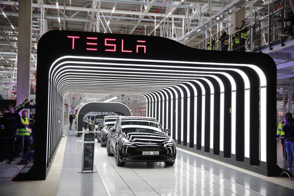 Electric vehicle manufacturer Tesla utilizes APS Software to optimize production scheduling